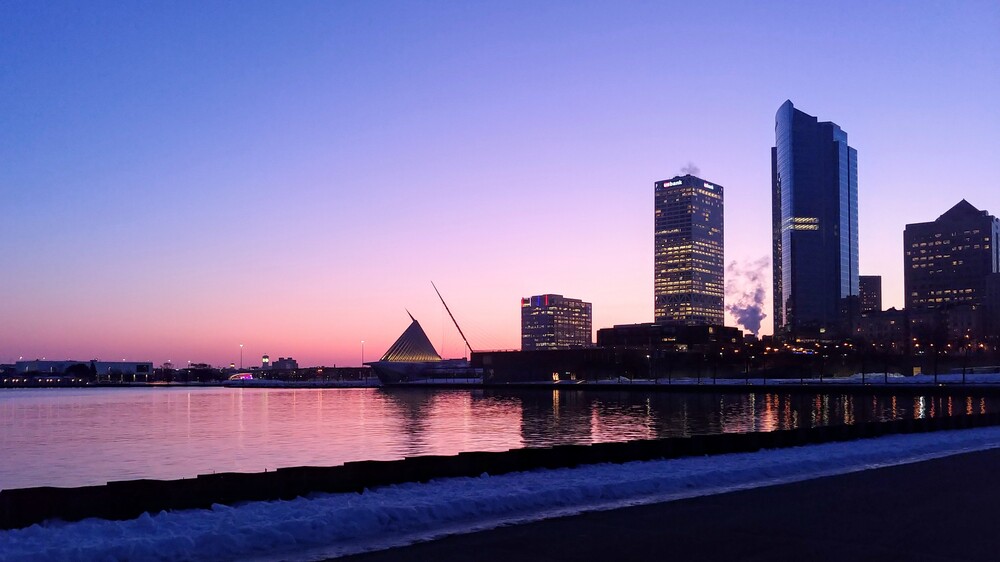 Wide shot of the Milwaukee Art Museum during sunset.